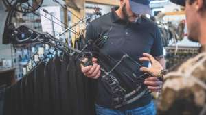 Showing customer a bow f4159788da6a13a05c7755e7e3b29890 191028 092505